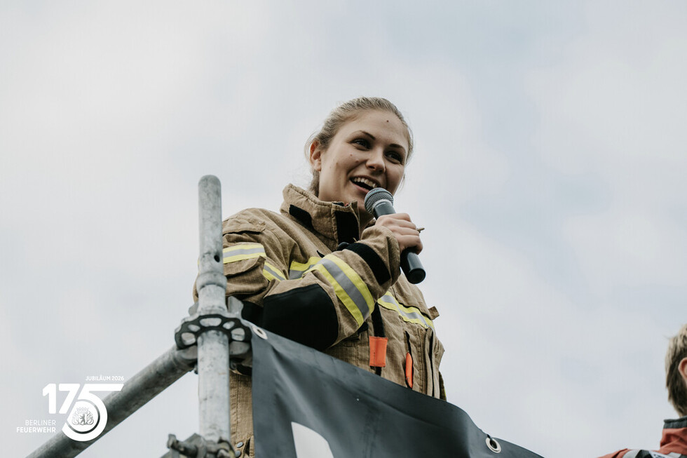 Als Moderatorin der Fire & Rescue Games führte eine Kollegin der Berliner Feuerwehr das Publikum durch die verschiedenen Wettkampfdisziplinen.