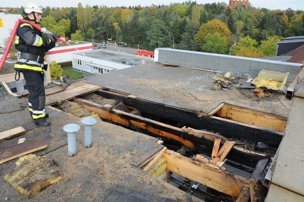 Feuerwehrmann beim löschen