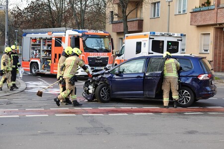 Einsatzkräfte am verunfallten PKW (Bild: Dennis Kowyrkin)