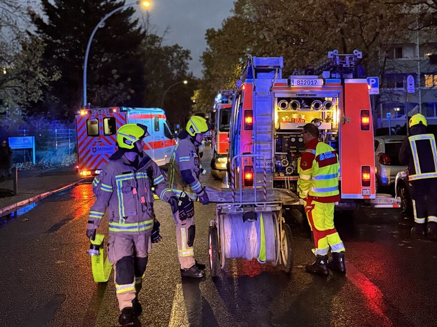 Löschfahrzeug an der Einsatzstelle Löschfahrzeug an der Einsatzstelle