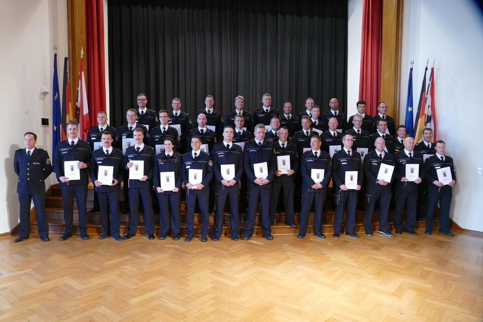 Gruppenfoto der Beförderten zusammen mit dem Ständigen Vertreter des Landesbranddirektors (kommissarisch) Herrn Per Kleist