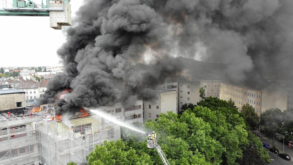 Brandbekämpfung auf dem Dach