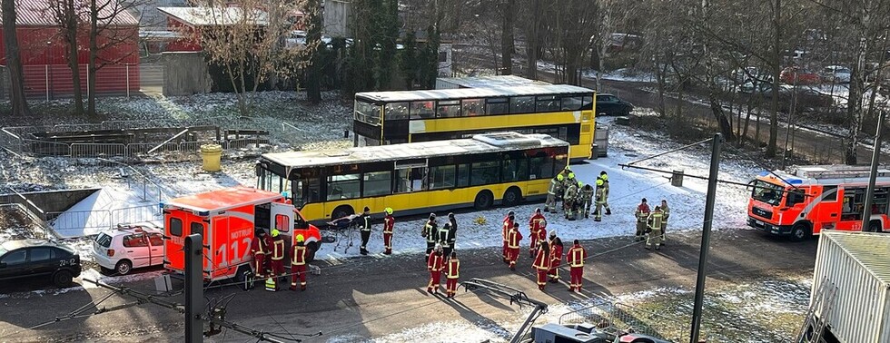 Übung zur Versorgung Verletzter bei Unfällen mit Kraftfahrzeugen 