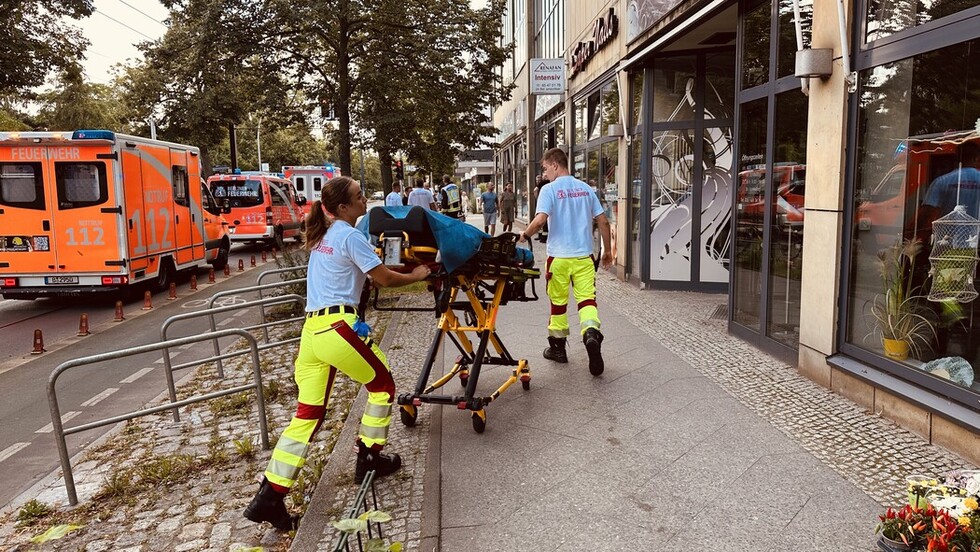 Rettungskräfte bereiten den Patiententransport vor.