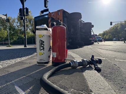 Sichergestellter Brandschutz am umgestürzten Müllfahrzeug.