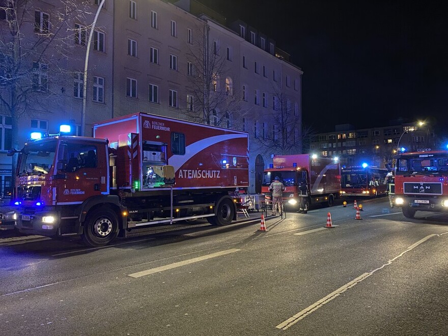 Diverse EInsatzfahrzeuge in der Bereitstellungszone