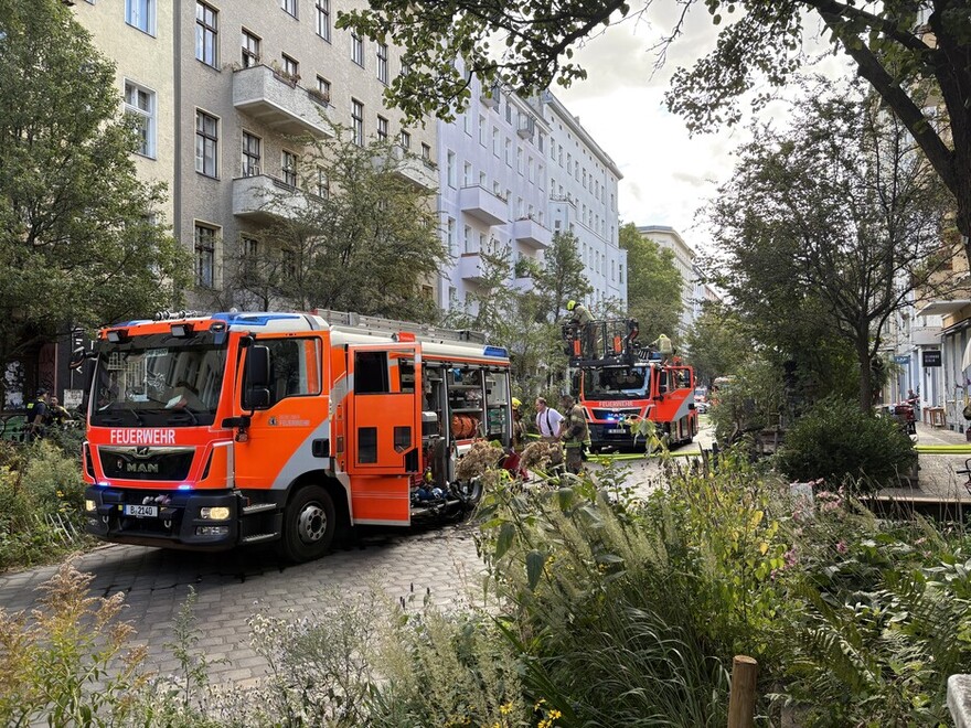 Fahrzeuge vor der Einsatzstelle