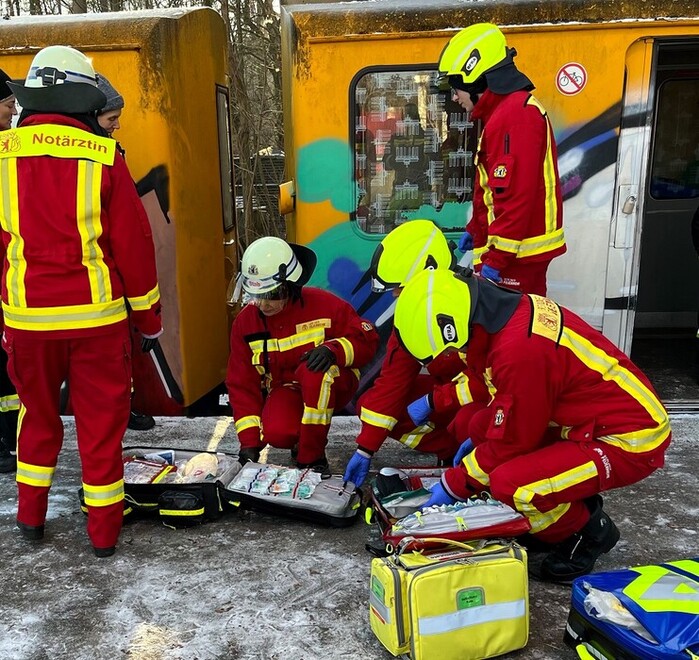 Übung der Verletztenversorgung bei Bahnunfällen
