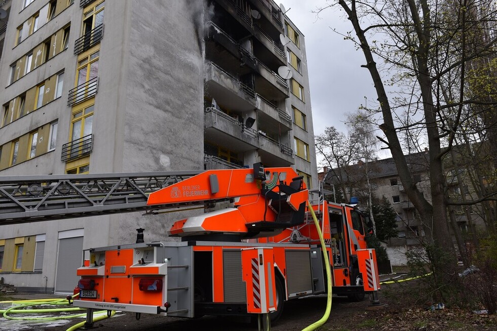 Drehleiter vor dem Objekt