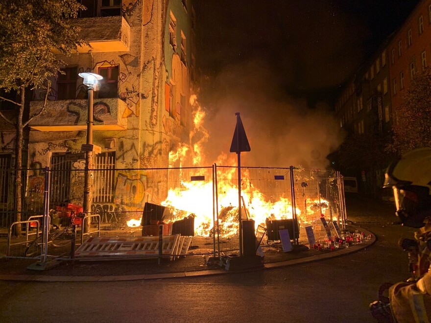 Brand von Gerümpel vor dem Haus