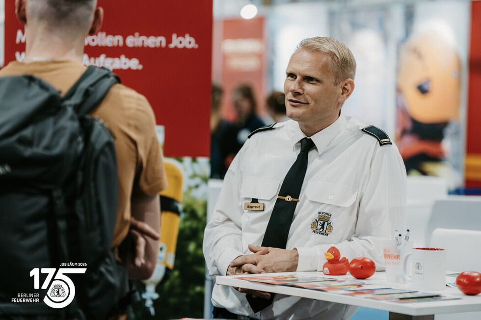 Fachlicher Dialog am Messestand: Martin Mayerosch im Austausch mit Messebesucherinnen und Messebesuchern.