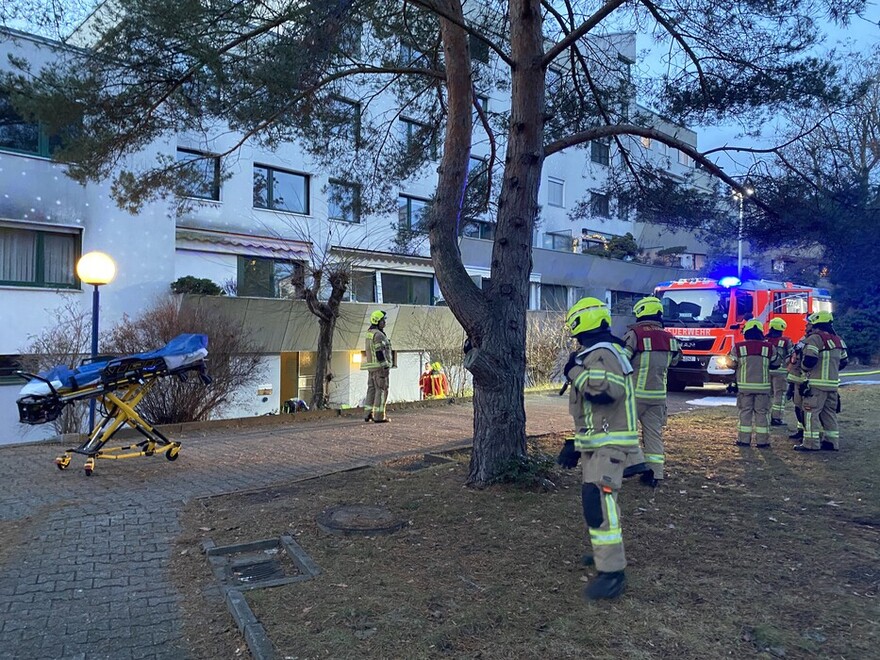 Blick auf das betroffene Mehrfamilienhaus