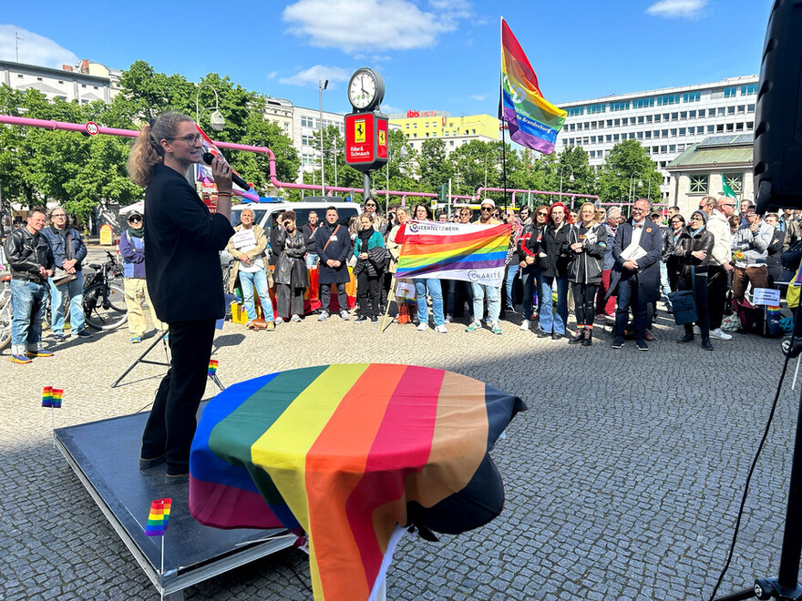 Redebeitrag der Kollegin Jana Terhorst, Sachgebietsleiterin Diversität und Kulturwandel beim betrieblichen Gesundheitsmanagement der Berliner Feuerwehr. 