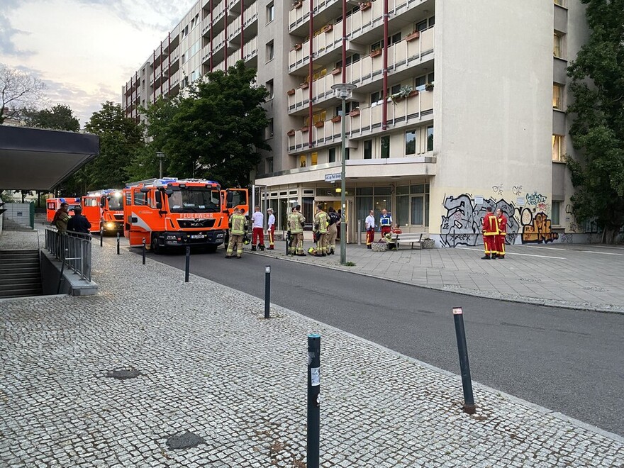 Einsatzfahrzeuge und -kräfte vor dem Seniorenwohnheim