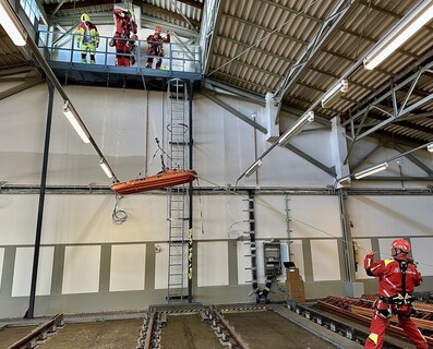 Patient in Schleifkorbtrage durch die Höhenrettung gesichert 