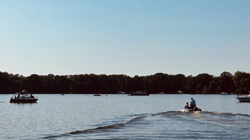 Rettungsboote eilen zur Einsatzstelle.