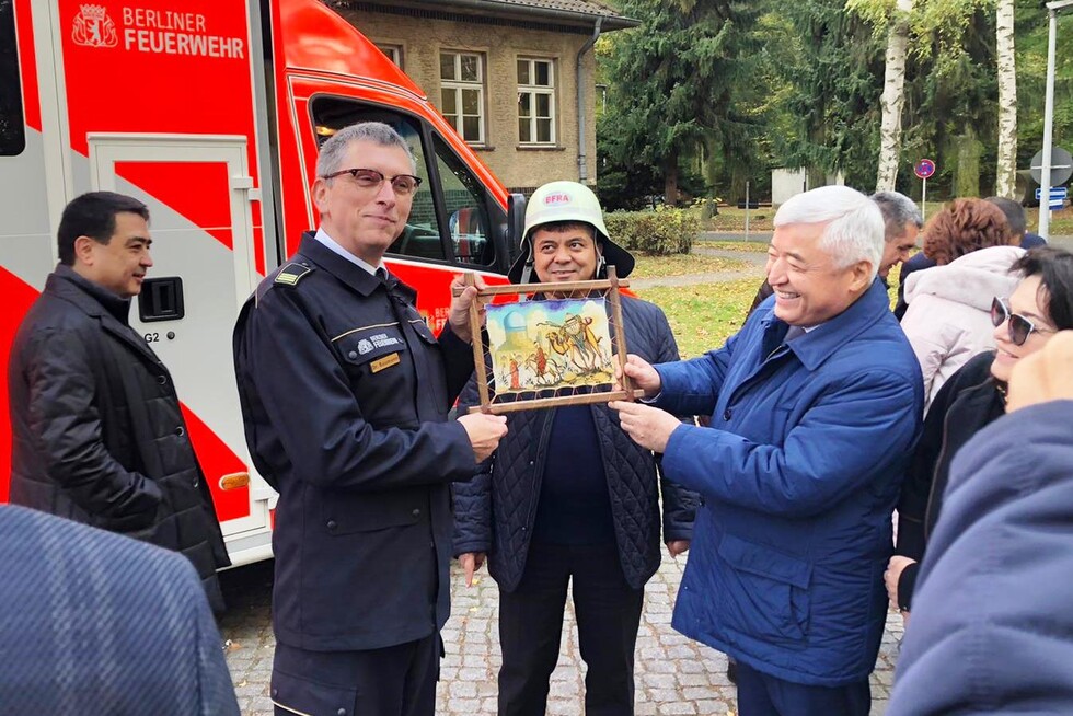 Zum Abschied übergaben die Besucher noch ein Gastgeschenk