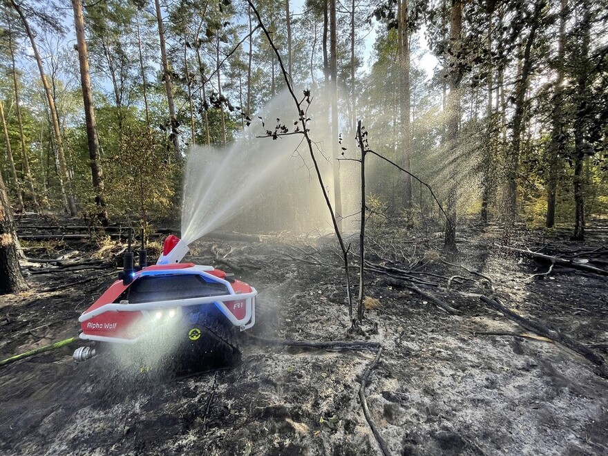 Taktischer Einsatzroboter im Löscheinsatz im Waldgebiet.