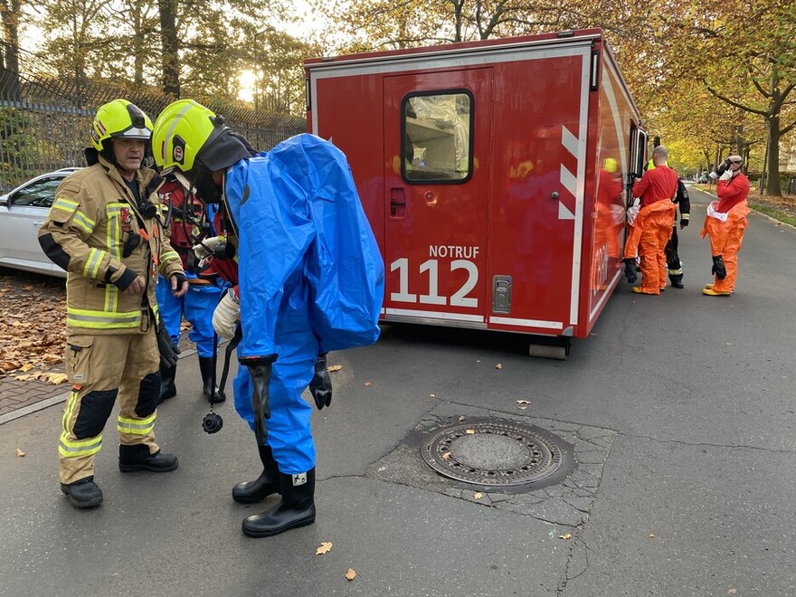 Spezialkräfte rüsten sich am AB CBRN mit Chemikalienschutzanzügen aus