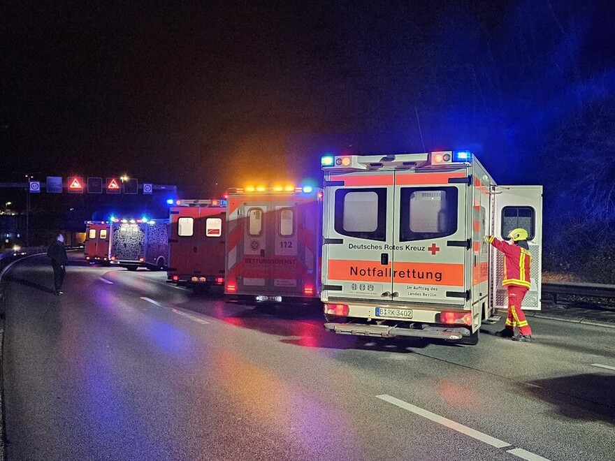 Rettungsfahrzeuge stehen für den Patiententransport bereit 