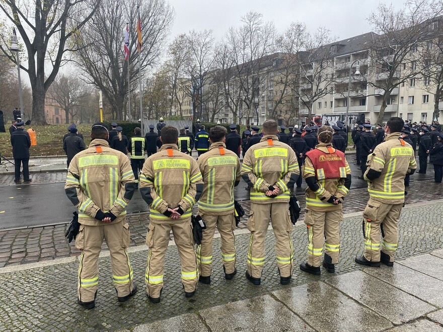 Auch im Dienst befindliche Einsatzkräfte wohnen der Veranstaltung bei