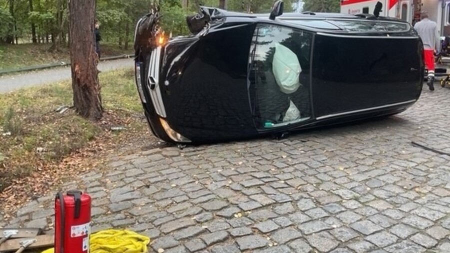Der umgekippte PKW liegt auf der Straße. 