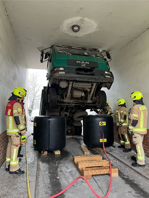 LKW in Durchfahrt verkeilt