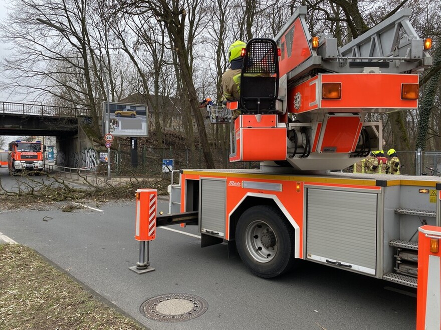 Maschinist der DLK überwacht die Belastung seines Fahrzeugs