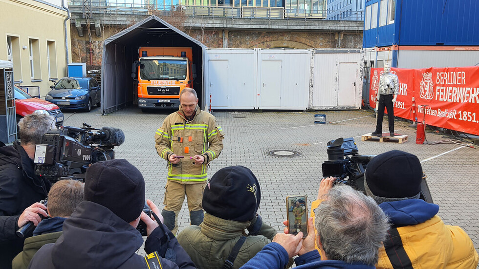 Eine als Feuerwerker ausgebildete Einsatzkraft erklärt die Unterschiede zwischem legalem und illegalem Feuerwerk.