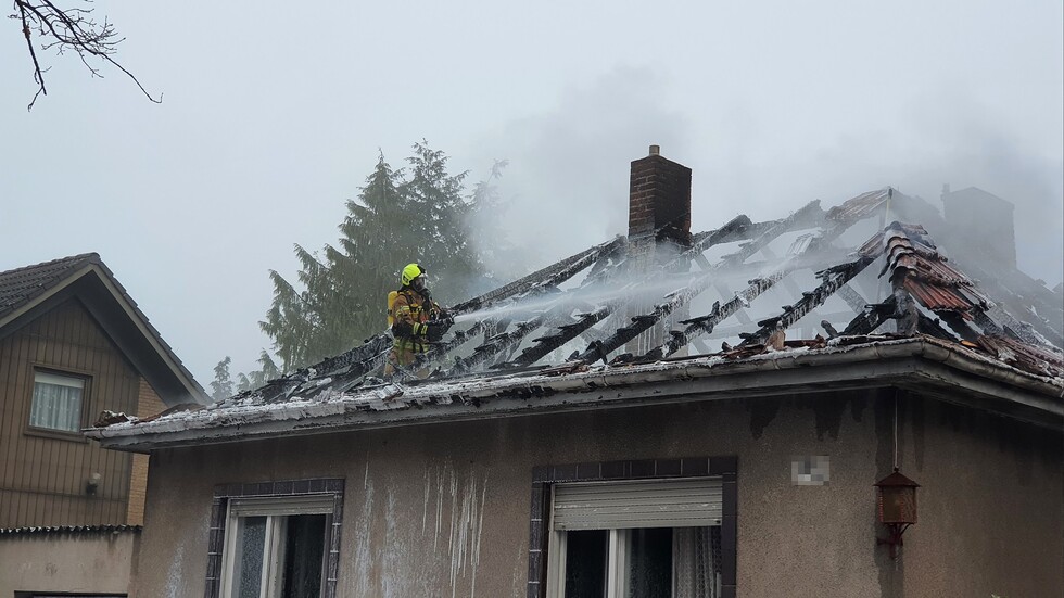 Nachlöscharbeiten auf dem Dach.