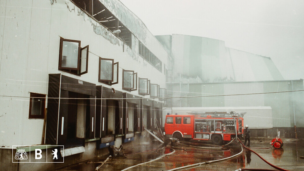 Brandbekämpfung der Lagerhalle.