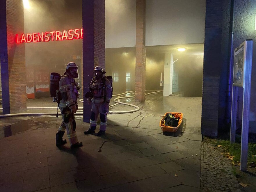 Atemschutztrupp am Zugang zum Bahnhof