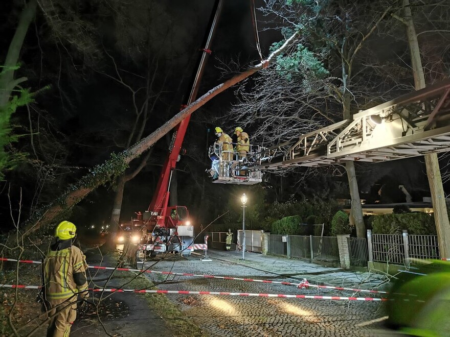 Kran des Technischen Dienstes im Einsatz 