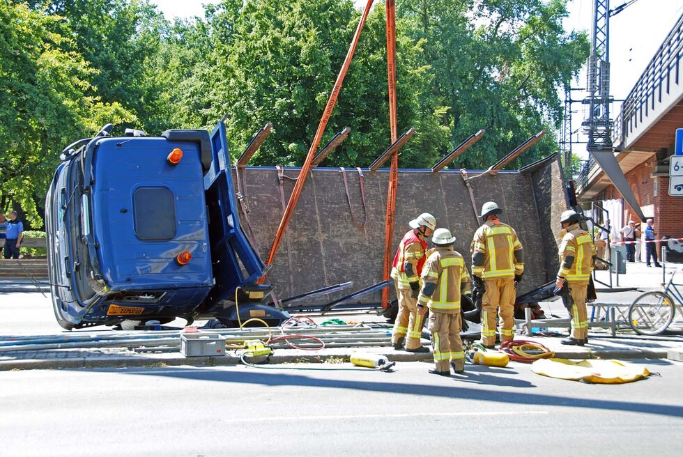 LKW wird geborgen