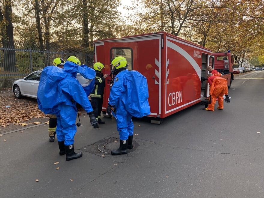 Spezialkräfte rüsten sich am AB CBRN mit Chemikalienschutzanzügen aus