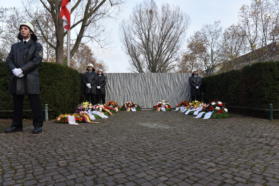 Die Ehrenwache am Feuerwehrehrenmal