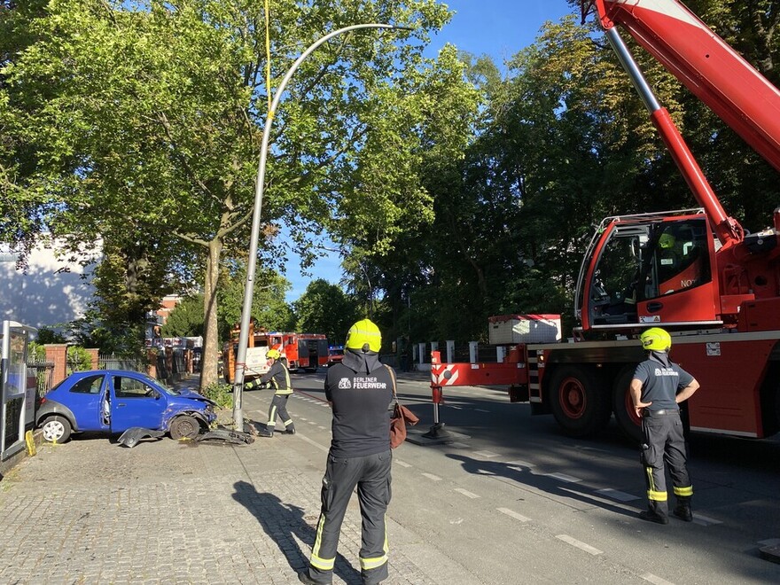 Kollegen des Technischen Dienstes sichern mittels Feuerwehrleine den unteren Teil der Laterne