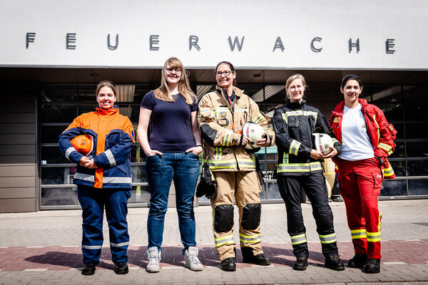5 Frauen vor Feuerwache