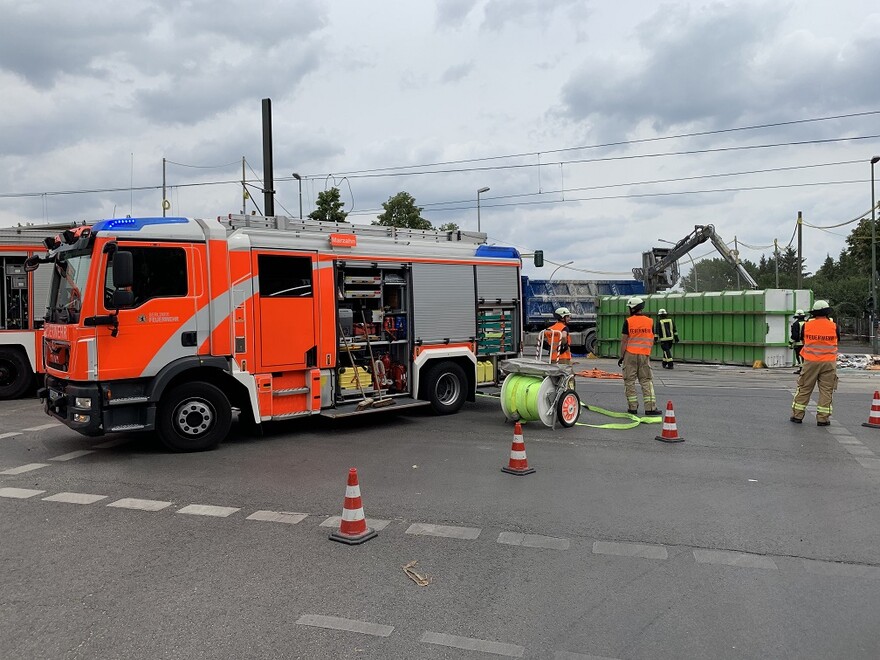 Der Container wird entleert, damit die Bergung leichter erfolgen kann.