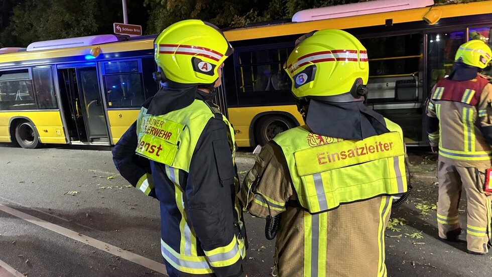 2 Führungsdienste bei einer Lagebesprechung