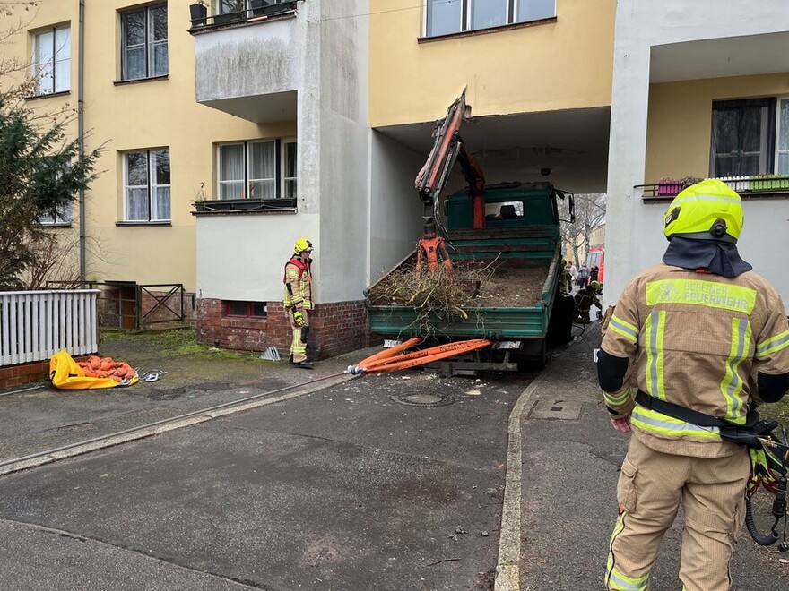 LKW in Durchfahrt verkeilt