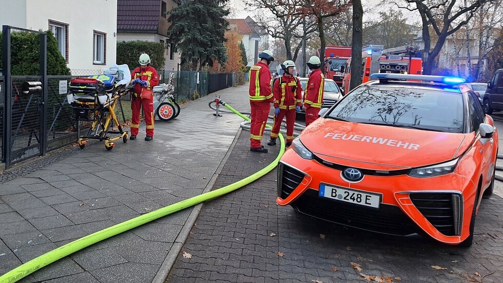 Rettungsdienst in Bereitstellung an der Einsatzstelle.