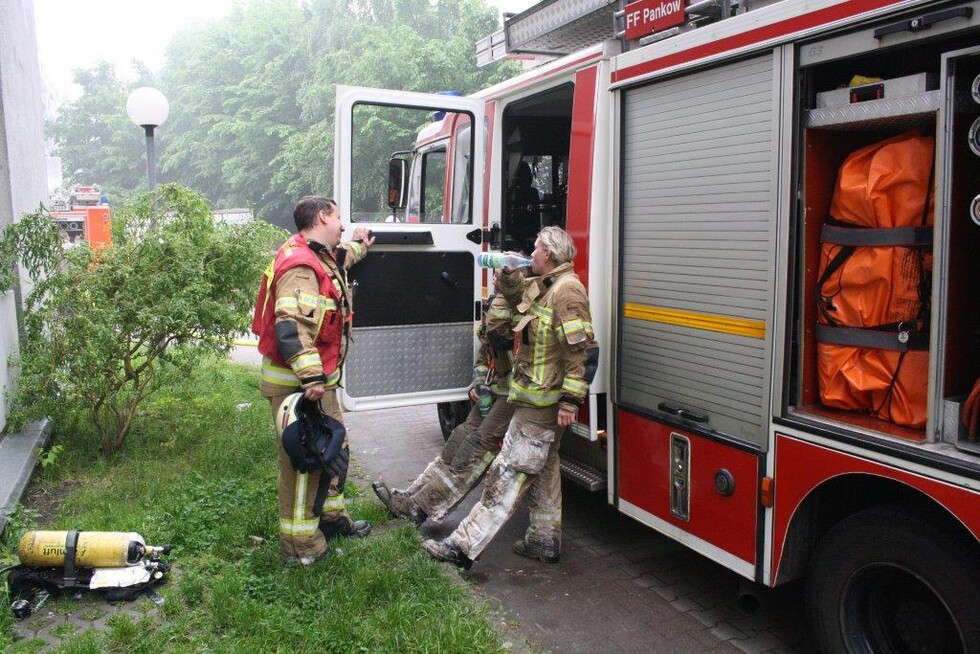 Einsatzkräfte nach Atemschutzeinsatz