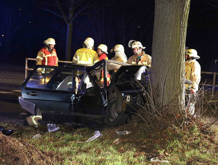 Pkw gegen Baum