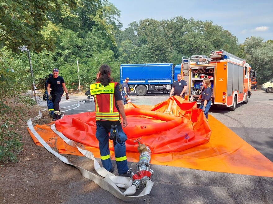 Das Technische Hilfswerk baute 4 jeweils 30 Kubikmeter fassende Wasserblasen auf.