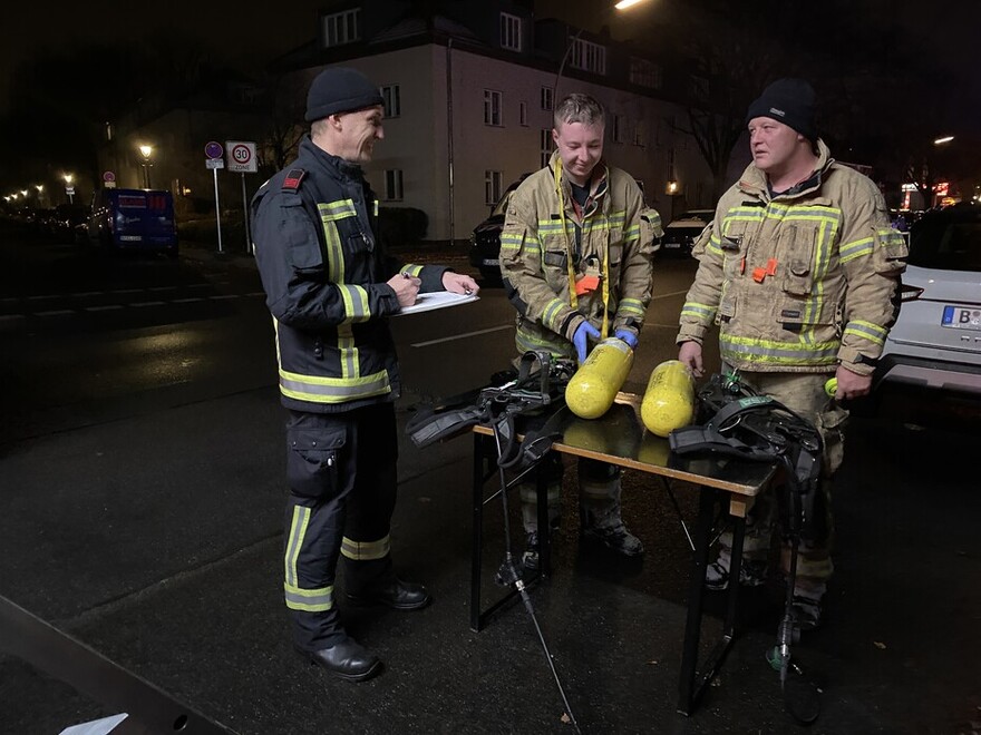 Einsatzkräfte am AB Atemschutz zum Gerätetausch