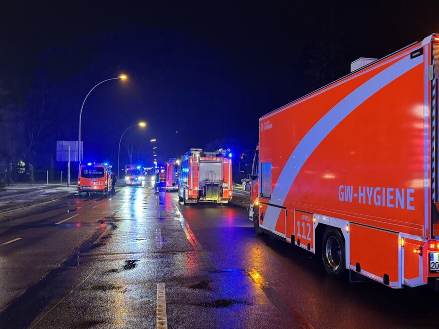 GW-Hygiene und weitere Einsatzfahrzeuge im Bereitstellungsraum