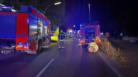 Einsatzkräfte sichern die Einsatzstelle