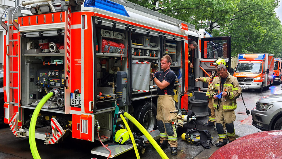 LHF der Feuerwache Prenzlauer Berg vor der Einsatzstelle.