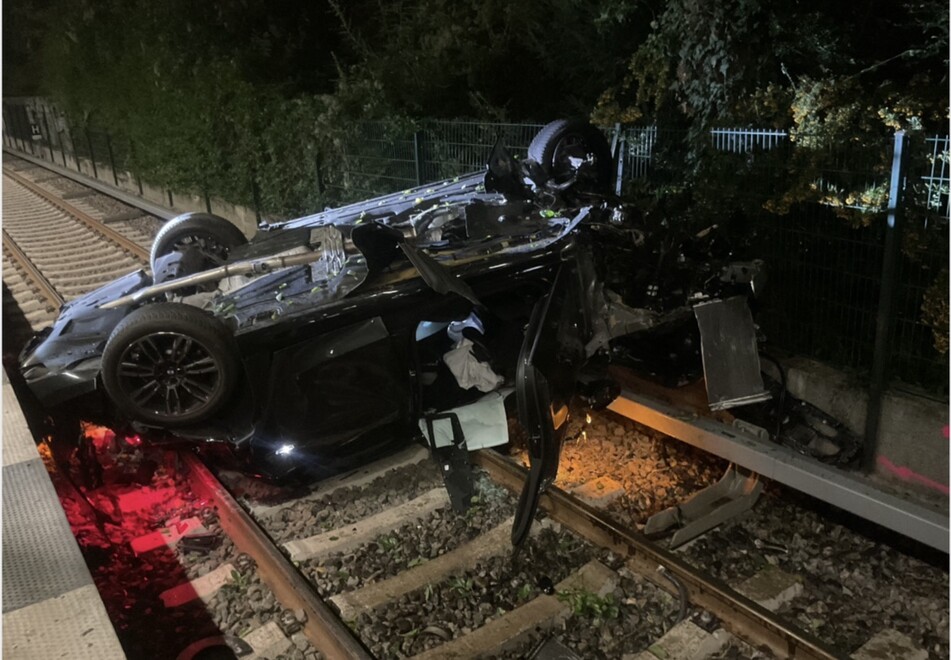 Verunfalltes Fahrzeug im Gleisbett